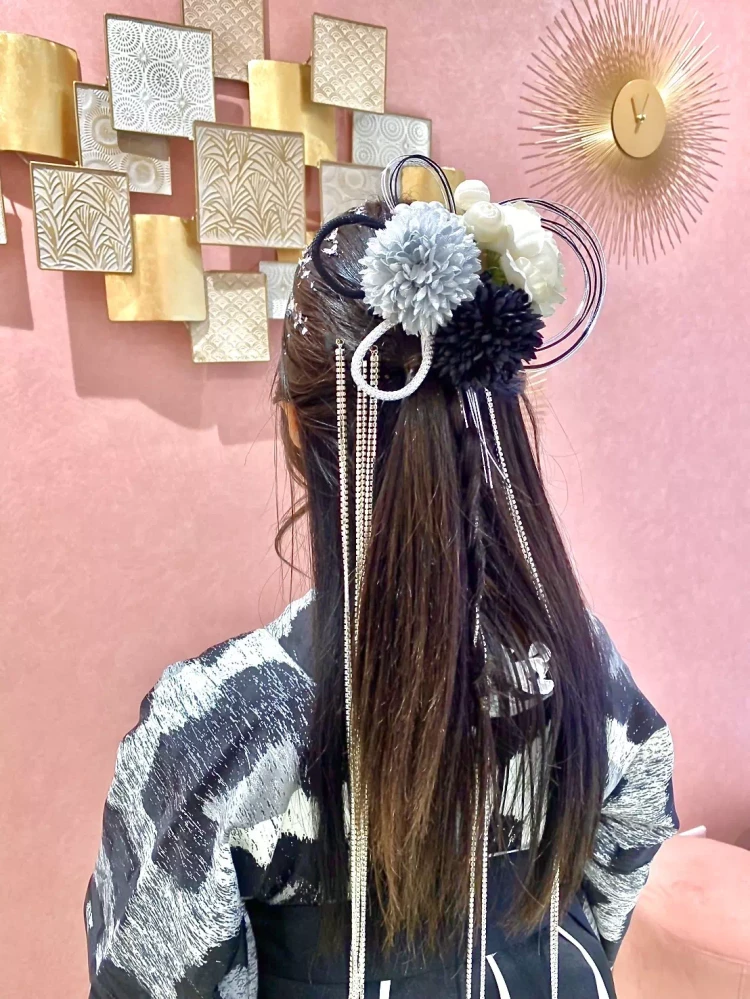ストレートハーフアップに金粉などを付けてかっこよく華やかなヘアアレンジ。