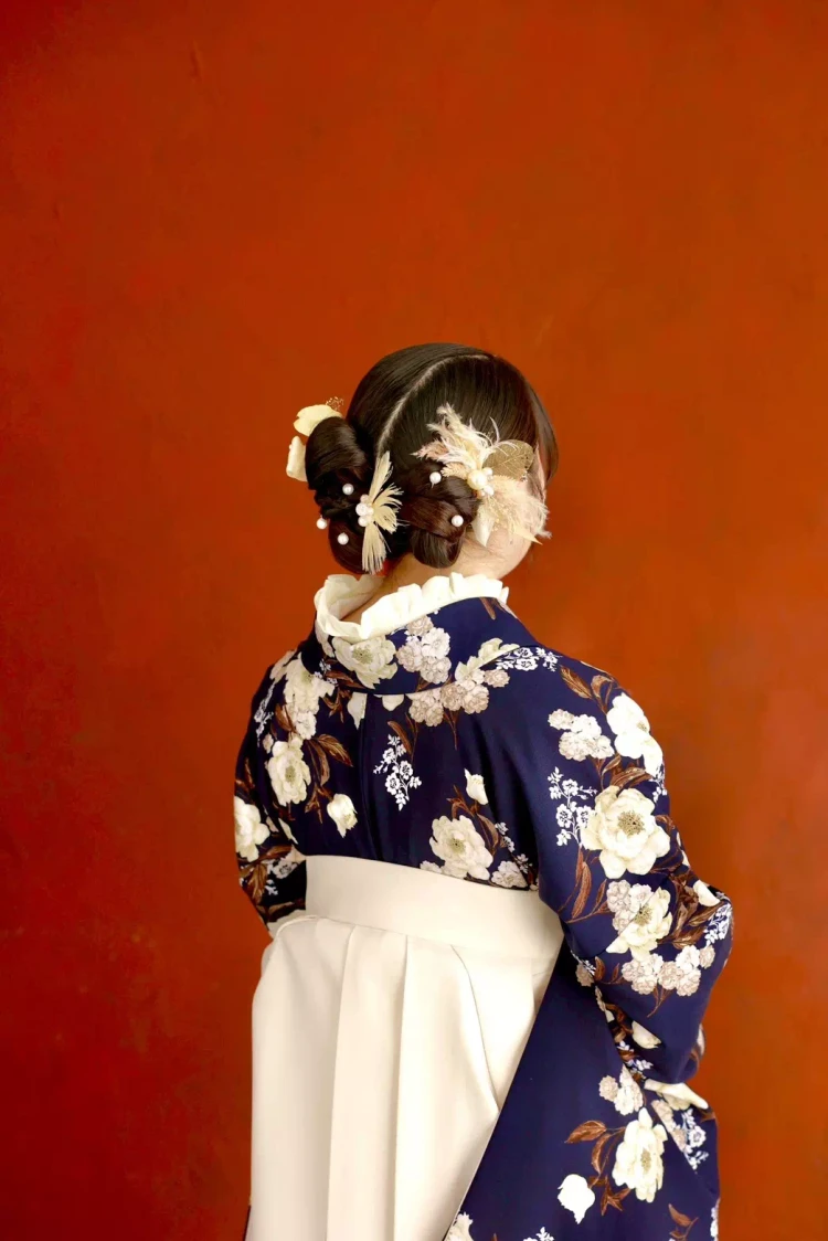 サイドツインシニヨンで可愛くておしゃれなヘアアレンジ。