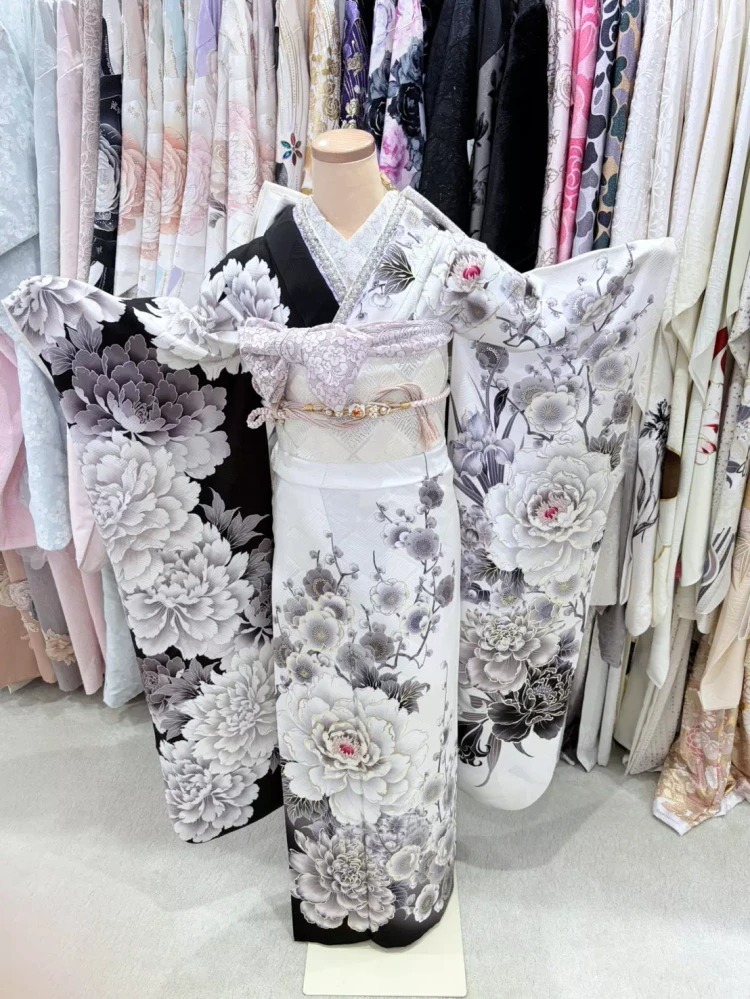 TAKAZEN姫路店のイマドキ古典のお振袖。白と黒に紫の花柄が入ったおしゃれなお振袖。