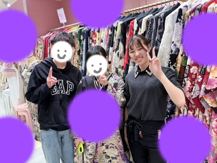 姫路成人式で目立つブラック×パープルの振袖スタイル