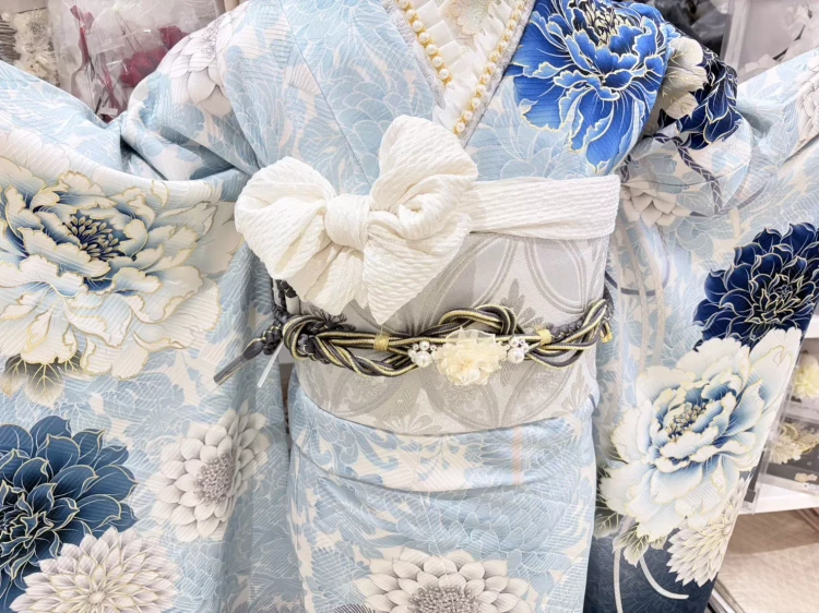 姫路市のTAKAZEN姫路店で取り扱う水色×ネイビーの古典振袖。加古川市・高砂市からも人気の上品で大人可愛い成人式スタイル。