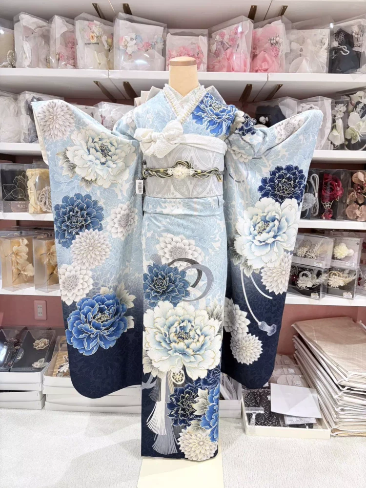 姫路市のTAKAZEN姫路店で取り扱う水色×ネイビーの古典振袖。加古川市・高砂市からも人気の上品で大人可愛い成人式スタイル。