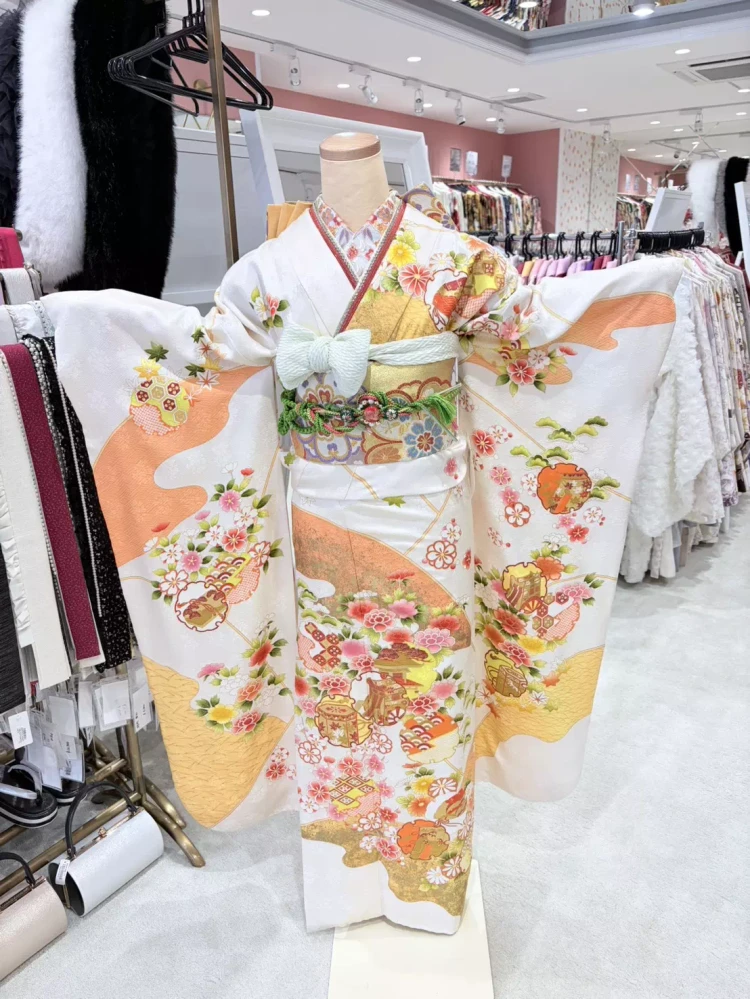TAKAZEN姫路店の王道古典のお振袖。白地にオレンジと吾０ルドの華やかな柄が入ったお振袖です。