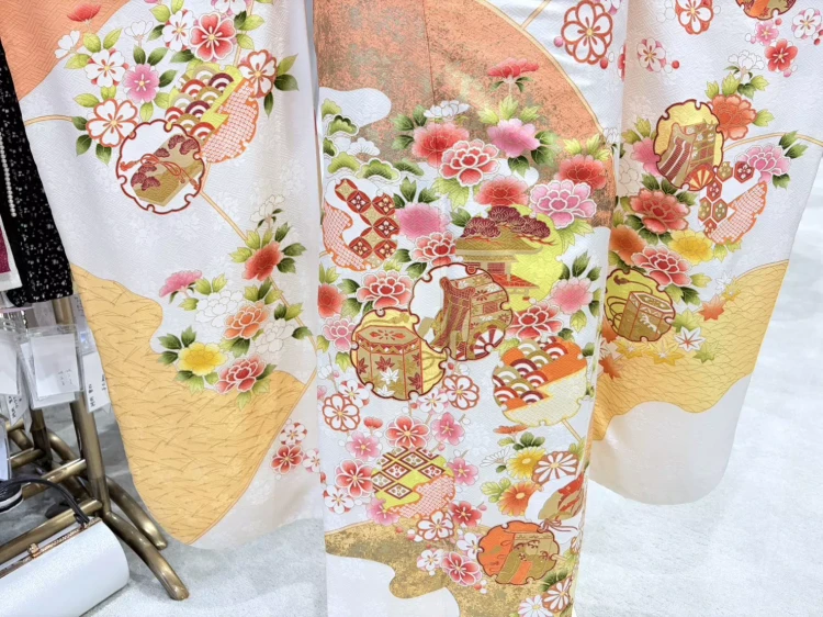 TAKAZEN姫路店の王道古典のお振袖。白地にオレンジと吾０ルドの華やかな柄が入ったお振袖です。