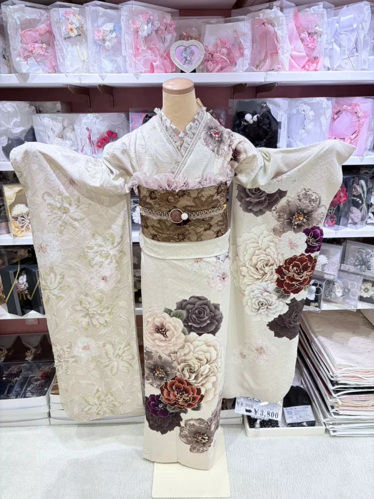 TAKAZEN姫路店のくすみカラー振袖。今流行りのくすみブラウンに大柄のお花が描かれたカワイイお振袖。