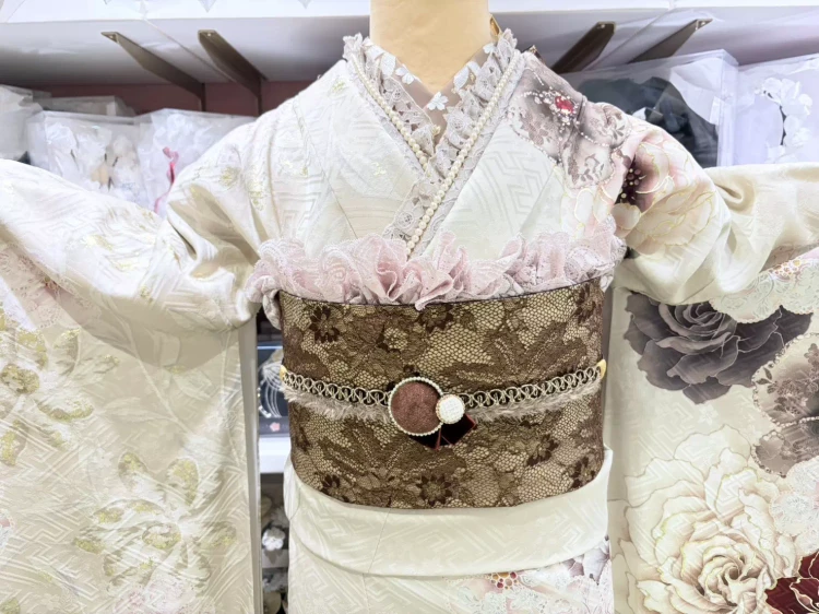 TAKAZEN姫路店のくすみカラー振袖。今流行りのくすみブラウンに大柄のお花が描かれたカワイイお振袖。