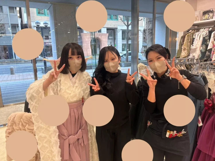 TAKAZEN神戸旧居留地店で白色の小振袖にピンク色の袴コーデのお嬢様♡