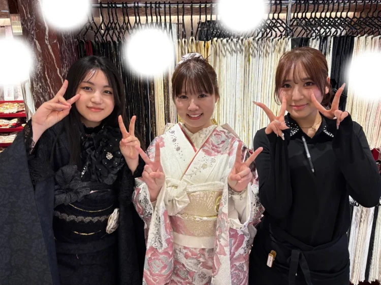 TAKAZEN東京表参道店Flagshipでモードのキラキラピンクの振袖をご契約いただいたお客様の紹介。桜色のかわいいお振袖