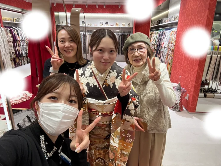 お持込みの振袖でコーディネートするお客様の様子