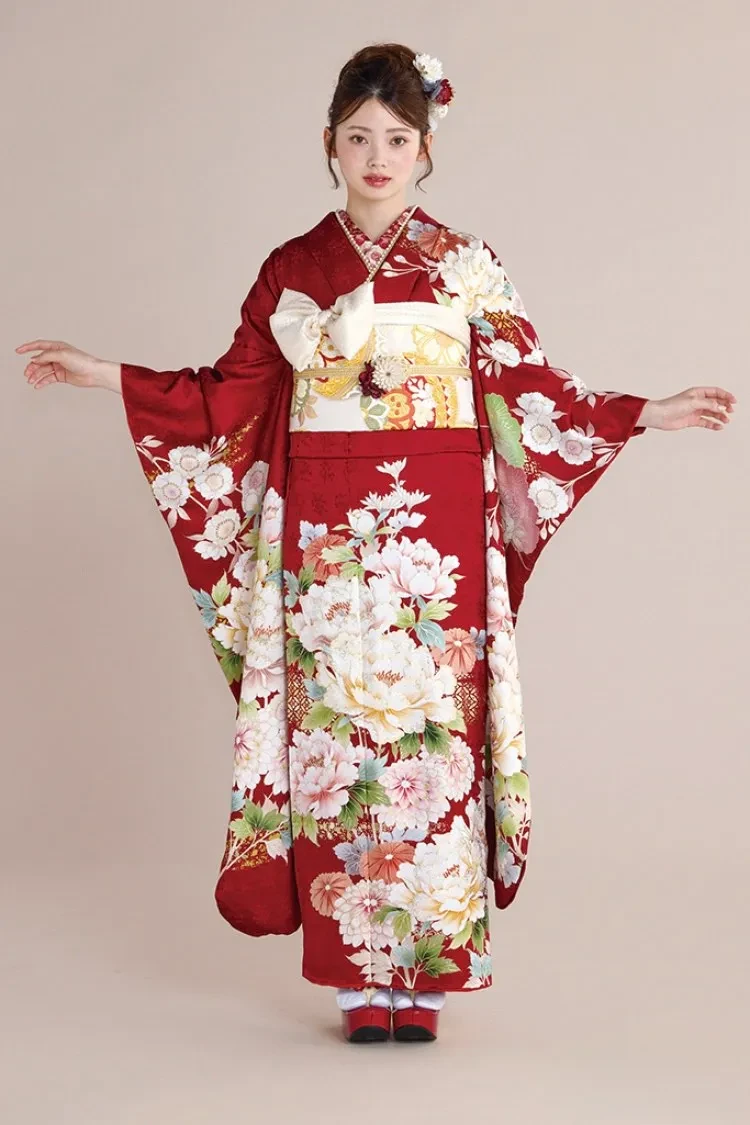 結婚式でより華やかになる赤色のお振袖をご紹介