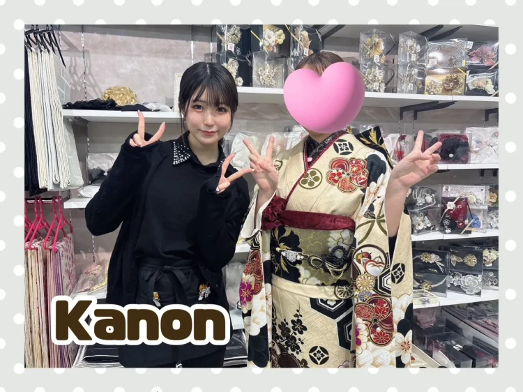 玉城ティナちゃんの振袖にえんじの小物を使っておしゃれにコーディネートをして下さっているお客様の様子