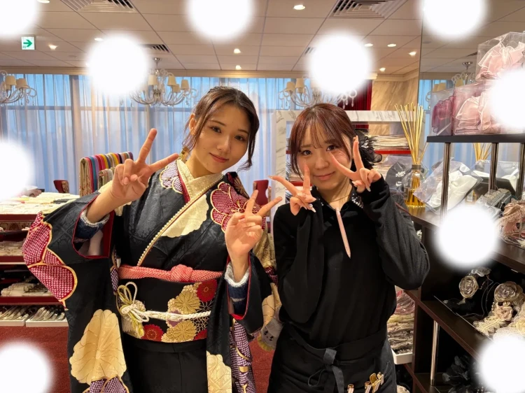 TAKAZEN東京表参道店Flagshipで大柄正統派古典の黒の振袖をご試着されているお客様