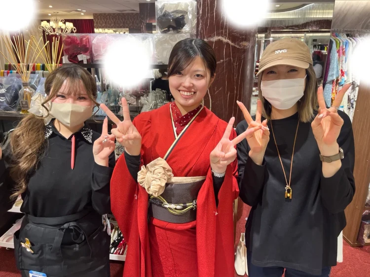 TAKAZEN東京表参道店Flagshipでヴィンテージの赤無地のお振袖をご契約いただいたお客様の紹介。桜色のかわいいお振袖