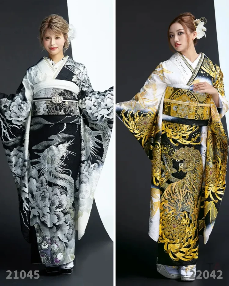TAKAZEN東京表参道店Flagshipで黒とシルバーの龍柄の振袖と、黒とゴールドの虎柄の振袖でのコーディネートの例