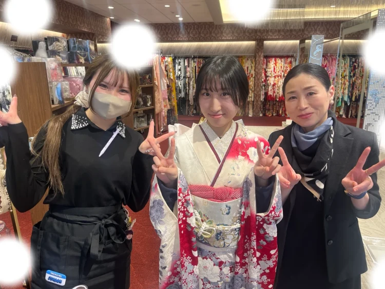 TAKAZEN東京表参道店Flagshipで赤や白色の古典、レトロ柄の振袖をご契約いただいたお客様の紹介