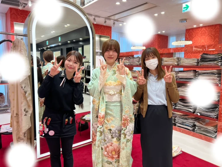 大阪梅田店でくすみカラーのかわいい振袖をご着用するお客様の様子