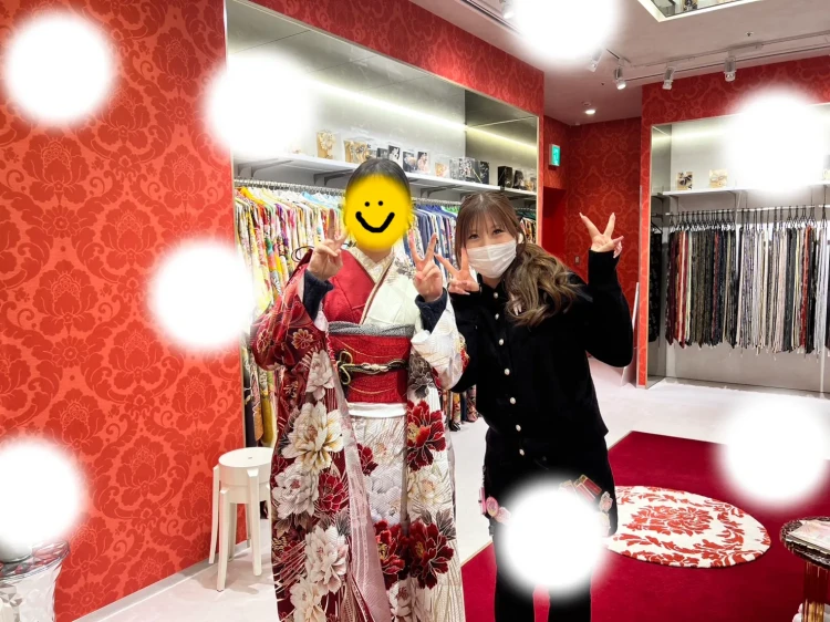 赤色振袖をご着用するお客様の様子