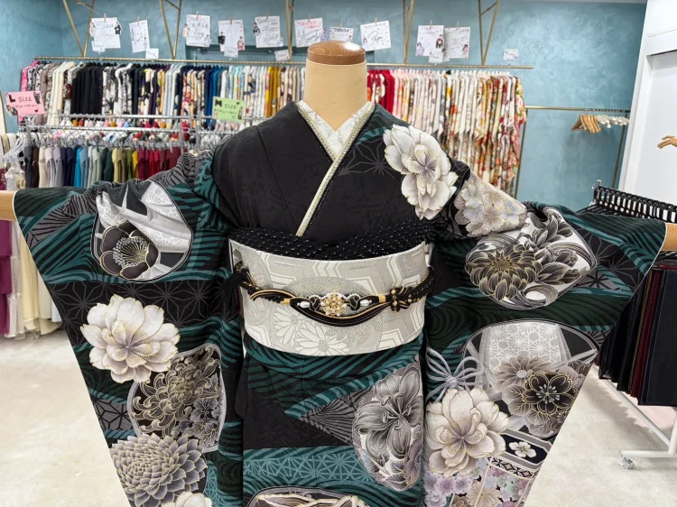 タカゼン心斎橋店九重×中村里砂振袖黒/緑　貝桶柄/組紐大人っぽい　シック黒/緑