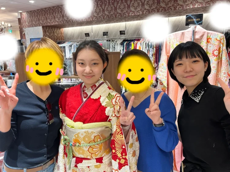 TAKAZEN東京表参道店Flagshipで赤色の古典、滝泰の絞りの振袖をご契約いただいたお客様の紹介