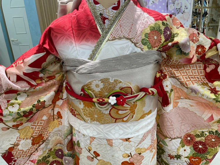 正統派古典赤白のお振袖のコーディネートをご紹介