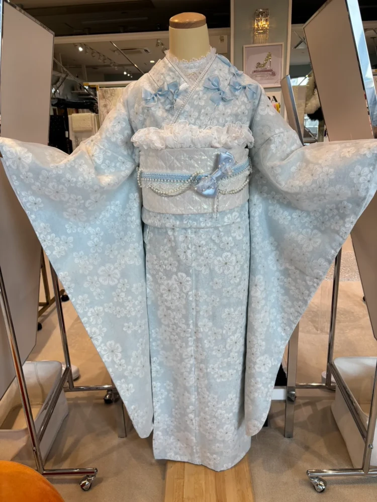 堺市、南大阪エリアで成人式に振袖レンタルできるTAKAZENオリジナルの水色でリボンがかわいい振袖のコーディネートご紹介