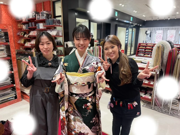 大阪成人式で緑色の古典柄お振袖を試着するお客様