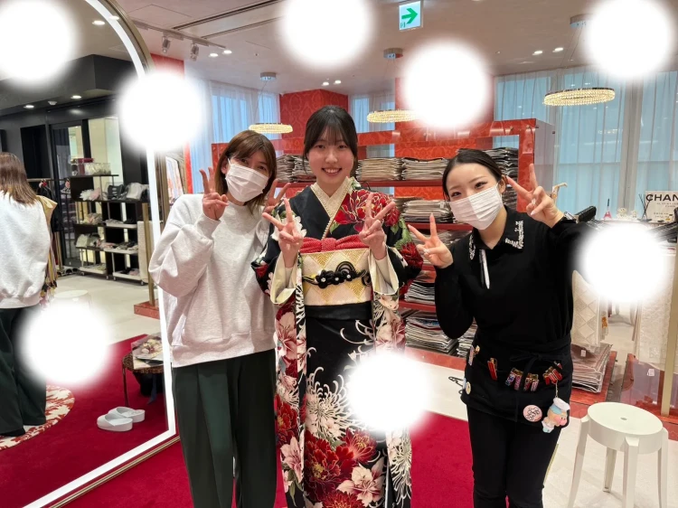 黒いの振袖をご着用するお客様の様子