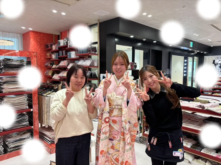 梅田本店で二回目レンタルでピンクの振袖をご着用するお客様の様子