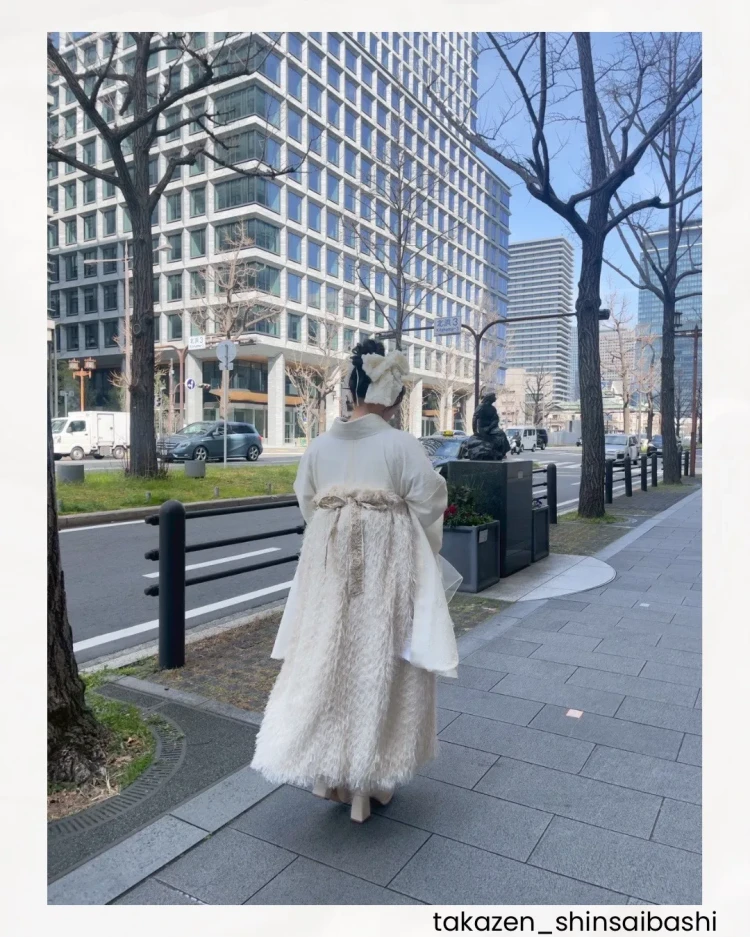 タカゼン心斎橋店お客様の卒業式袴写真くすみカラーの無地小振袖ドレス袴　シャギー素材　