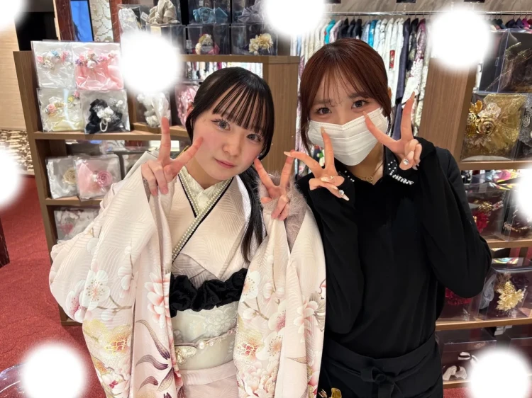 TAKAZEN東京表参道店Flagshpでくすみカラーのピンクのお振袖をご購入いただいたお客様の紹介