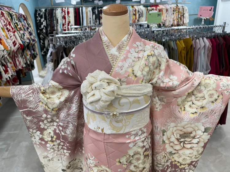 振袖レンタル華徒然×吉木千沙都ブランド振袖タカゼンオリジナルカラーピンクベージュ乱菊柄/牡丹柄タカゼン心斎橋店