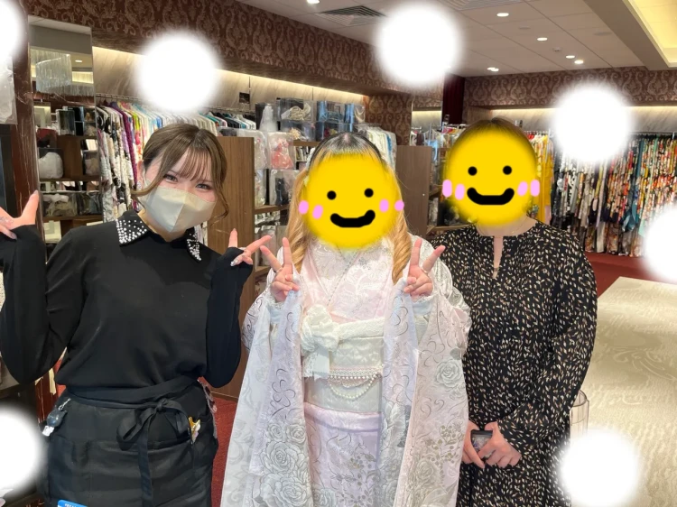 TAKAZEN東京表参道店Flagshipで新作のピンク色のオリジナル振袖、ローズ柄の振袖を成人式レンタルでご契約いただいたお客様の紹介