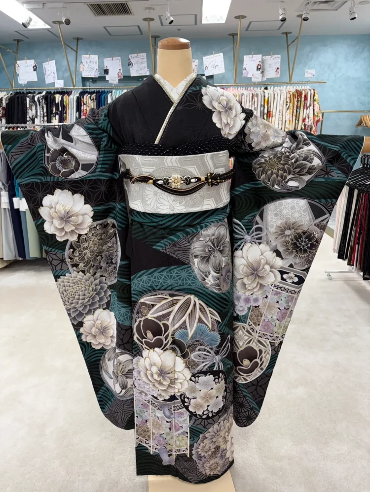 タカゼン心斎橋店九重×中村里砂振袖黒/緑　貝桶柄/組紐大人っぽい　シック黒/緑