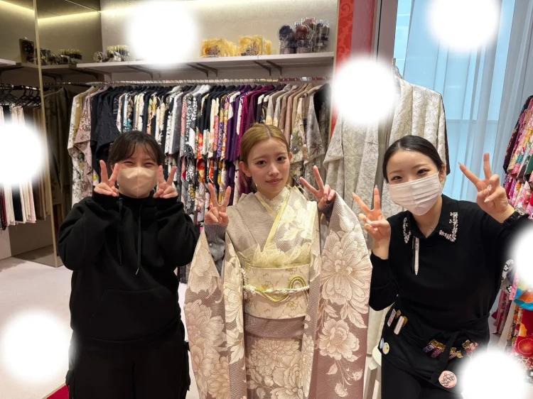 大阪の成人式でくすみカラーのかわいい振袖をご着用するお客様の様子