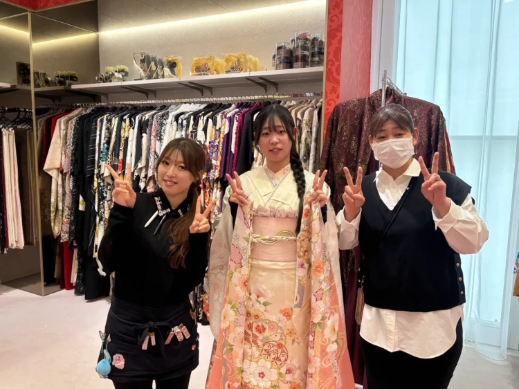 大阪梅田でくすみ古典柄振袖