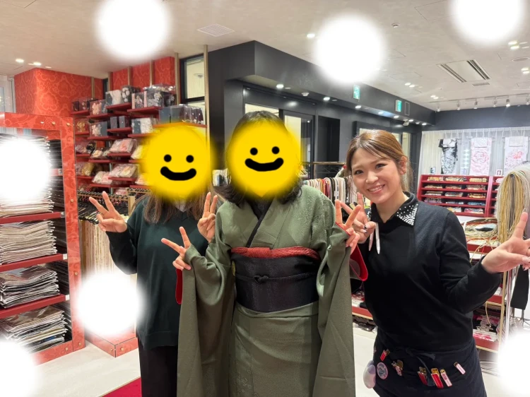 大阪の成人式で緑無地のかっこいいヴィンテージスタイルの振袖をご着用するお客様の様子