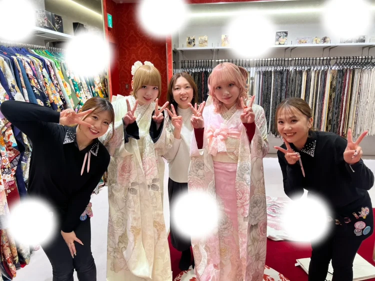 大阪梅田でTAKAZENオリジナルのコスメカラー振袖でフォトプランの双子ちゃん