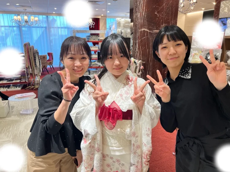 TAKAZEN東京表参道店Flagshipで赤色のコスメカラー、バラ柄のキラキラな振袖をご契約いただいたお客様の紹介