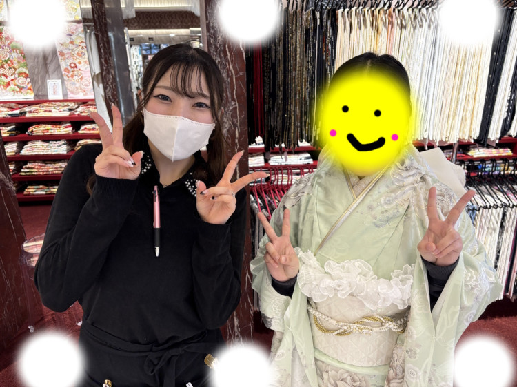 TAKAZEN東京表参道店Flagshipでミントグリーンのコスメカラーのお振袖、バラ柄の振袖をご契約いただいたお客様の紹介。