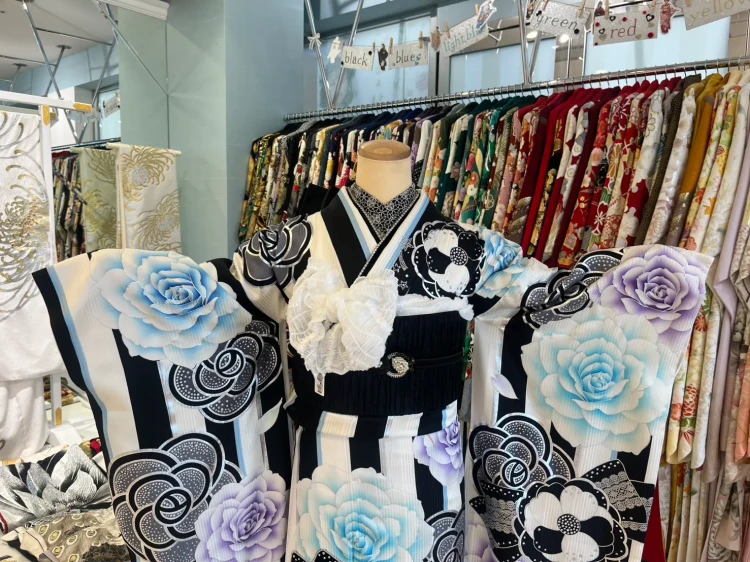 TAKAZEN堺店で展示している水色と黒と紫の振袖