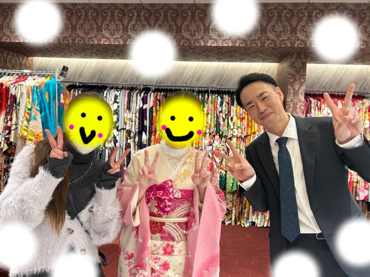 TAKAZEN東京表参道店Flagshipでピンクのキュートガーリー、バラ柄の振袖をご契約いただいたお客様の紹介。