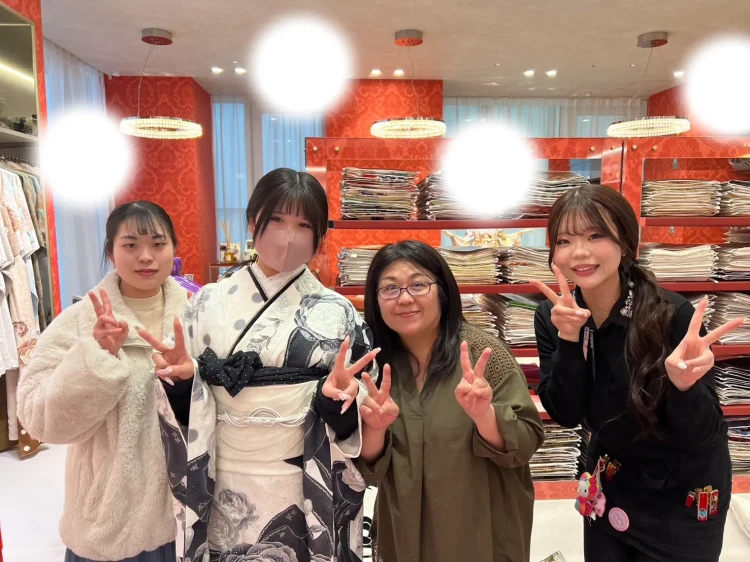 シャネルカラーのキラキラ振袖をご着用するお客様の様子