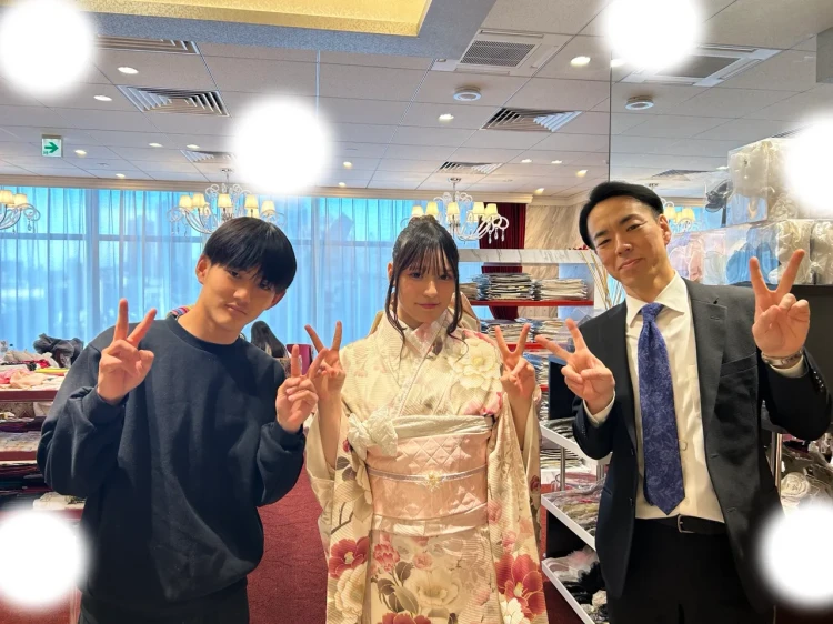 TAKAZEN東京表参道店Flagshipでくすみピンク色でお花柄の振袖をご契約いただいたお客様の紹介