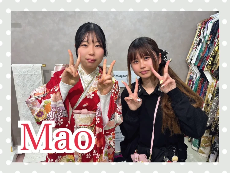 奈良店で赤色の可愛い古典柄振袖を試着するお客様の様子