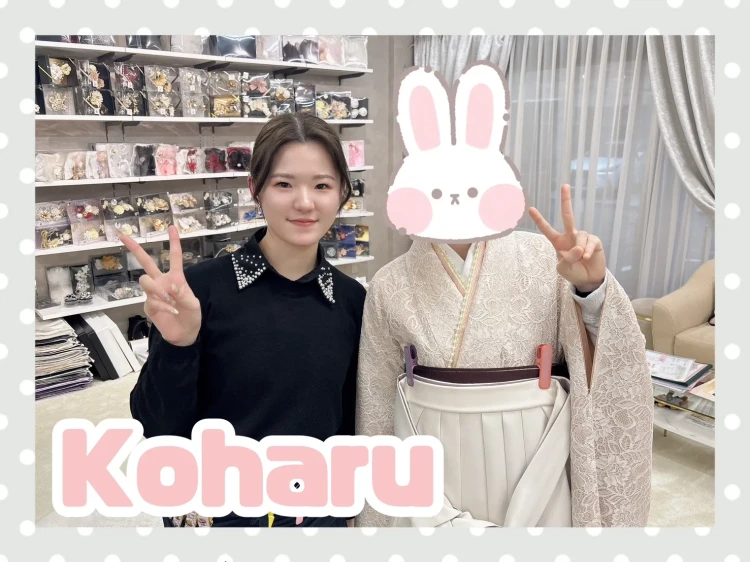 ガーリーで可愛らしいピンク色袴コーデを試着するお客様の様子