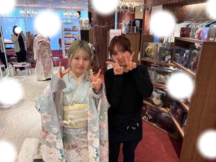 TAKAZEN東京表参道店Flagshipで水色の古典柄振袖をご契約いただいたお客様の紹介