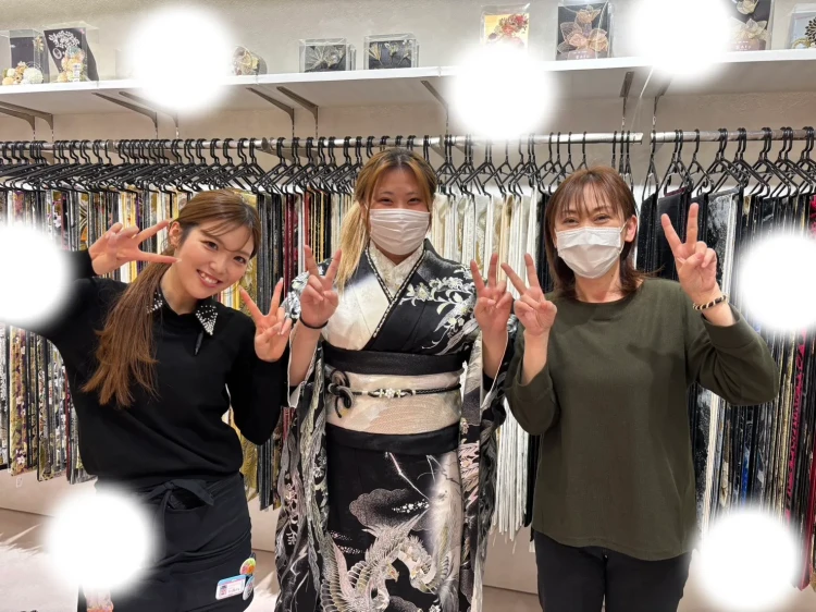 キラキラの鳳凰シルバー振袖を試着するお客様
