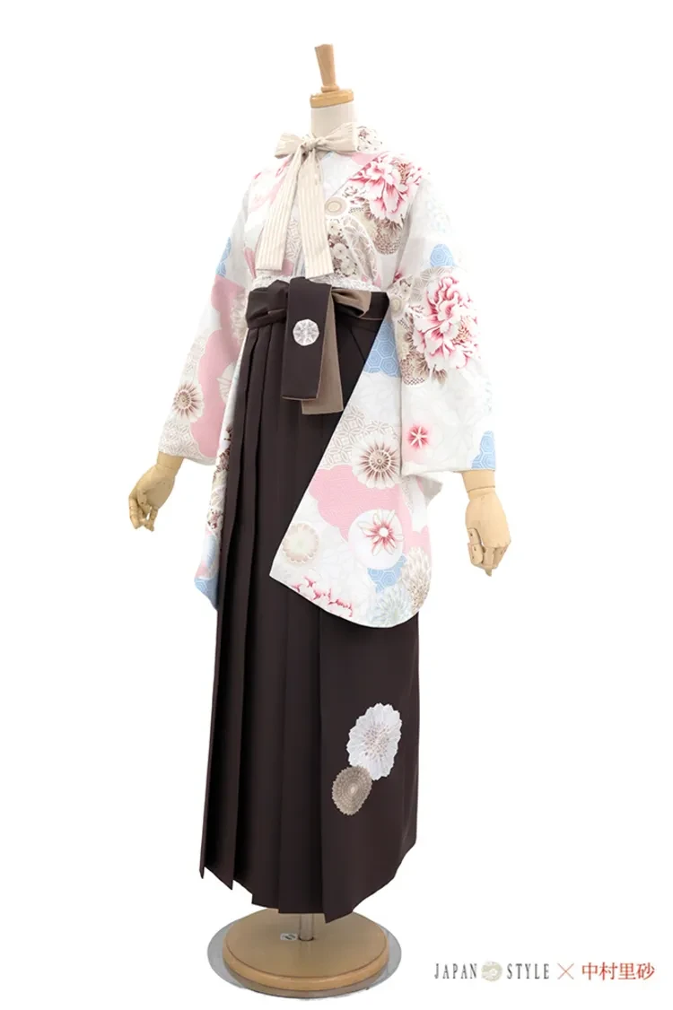 TAKAZENのレンタル袴 JAPAN STYLE×中村里砂ブランド袴　くすみカラー/白ピンク　牡丹柄/古典　かわいい　淡い色コーデ【通販可】R26096