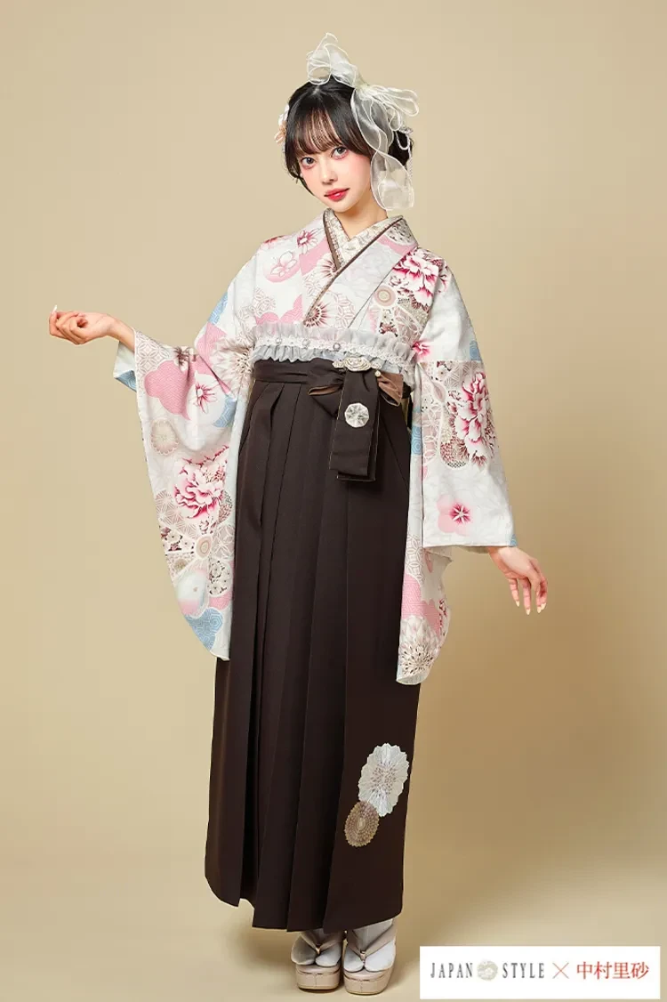 TAKAZENのレンタル袴 JAPAN STYLE×中村里砂ブランド袴　くすみカラー/白ピンク　牡丹柄/古典　かわいい　淡い色コーデ【通販可】R26096