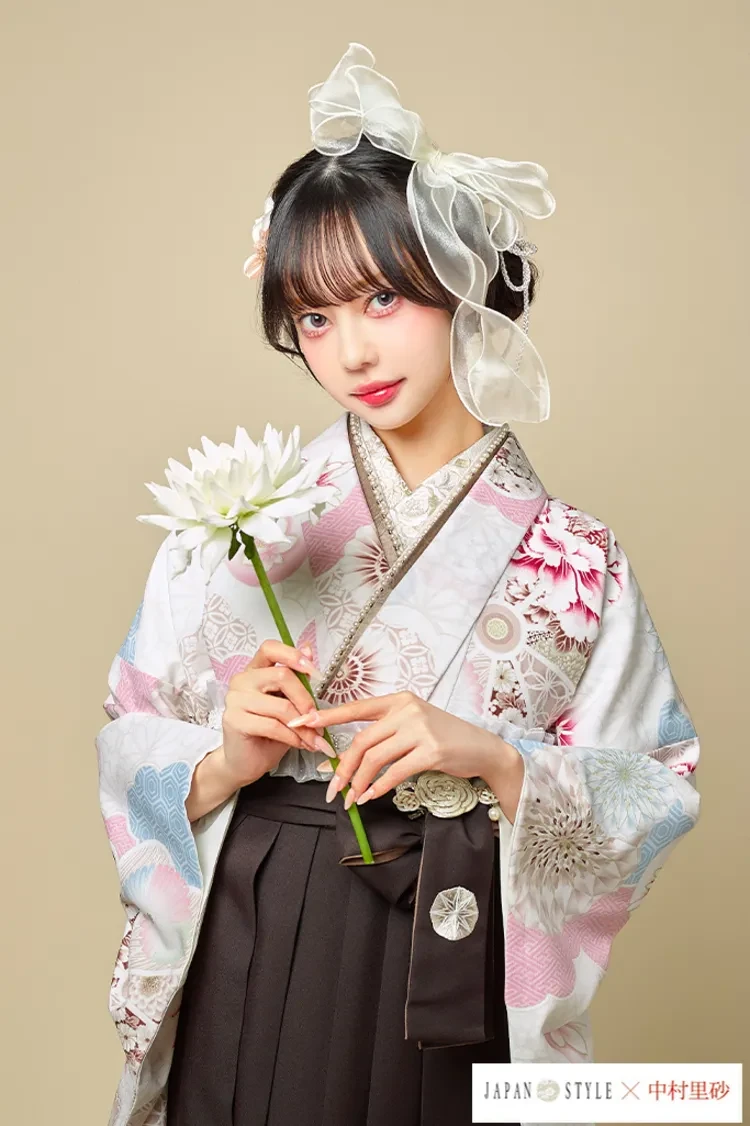 TAKAZENのレンタル袴 JAPAN STYLE×中村里砂ブランド袴　くすみカラー/白ピンク　牡丹柄/古典　かわいい　淡い色コーデ【通販可】R26096